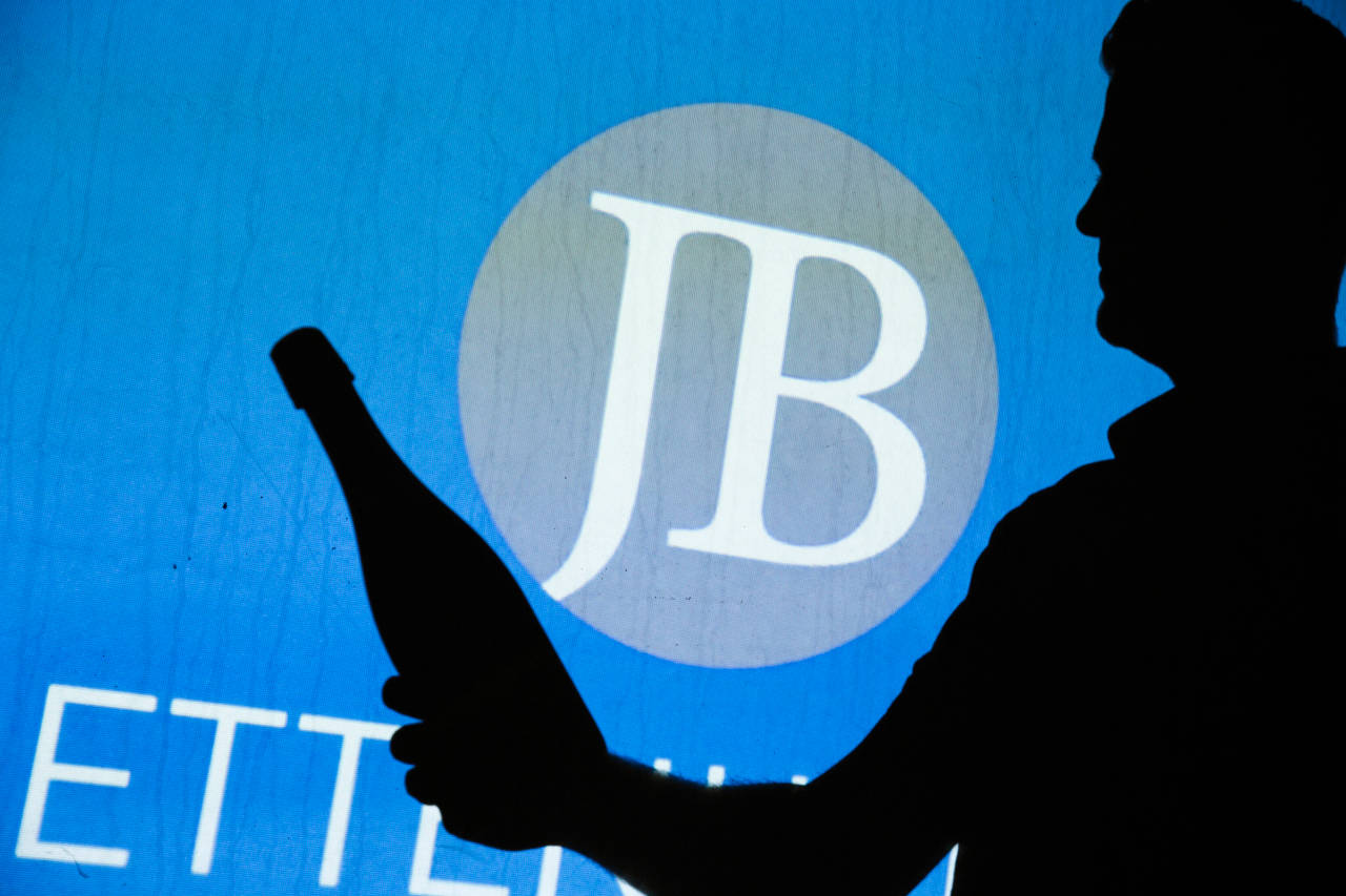 Silhouette von Mann mit Flasche